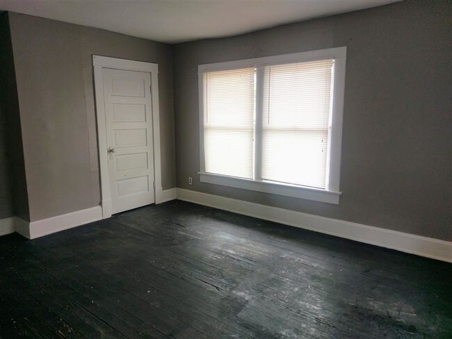 Building Photo - Large 5 Bedroom Close to Campus