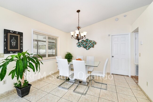 Foto del edificio - 4 Bedroom, 2 bathroom, 2 car garage, pool, backyard, close to Universal Studios and International...