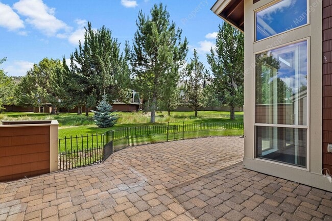 Building Photo - Eagle Crest Townhome Steps to Lakeside Cen...