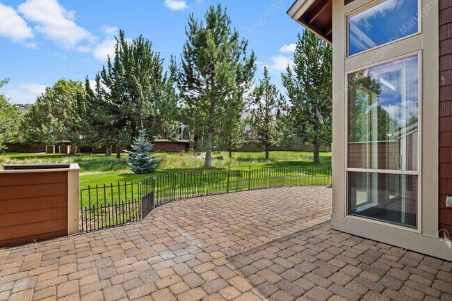 Foto del edificio - Eagle Crest Townhome Steps to Lakeside Center & Trails