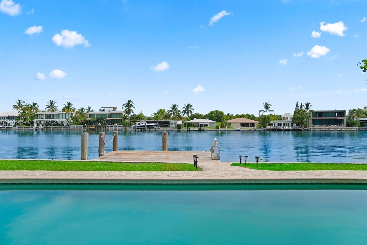 Foto principal - 275 N Shore Dr