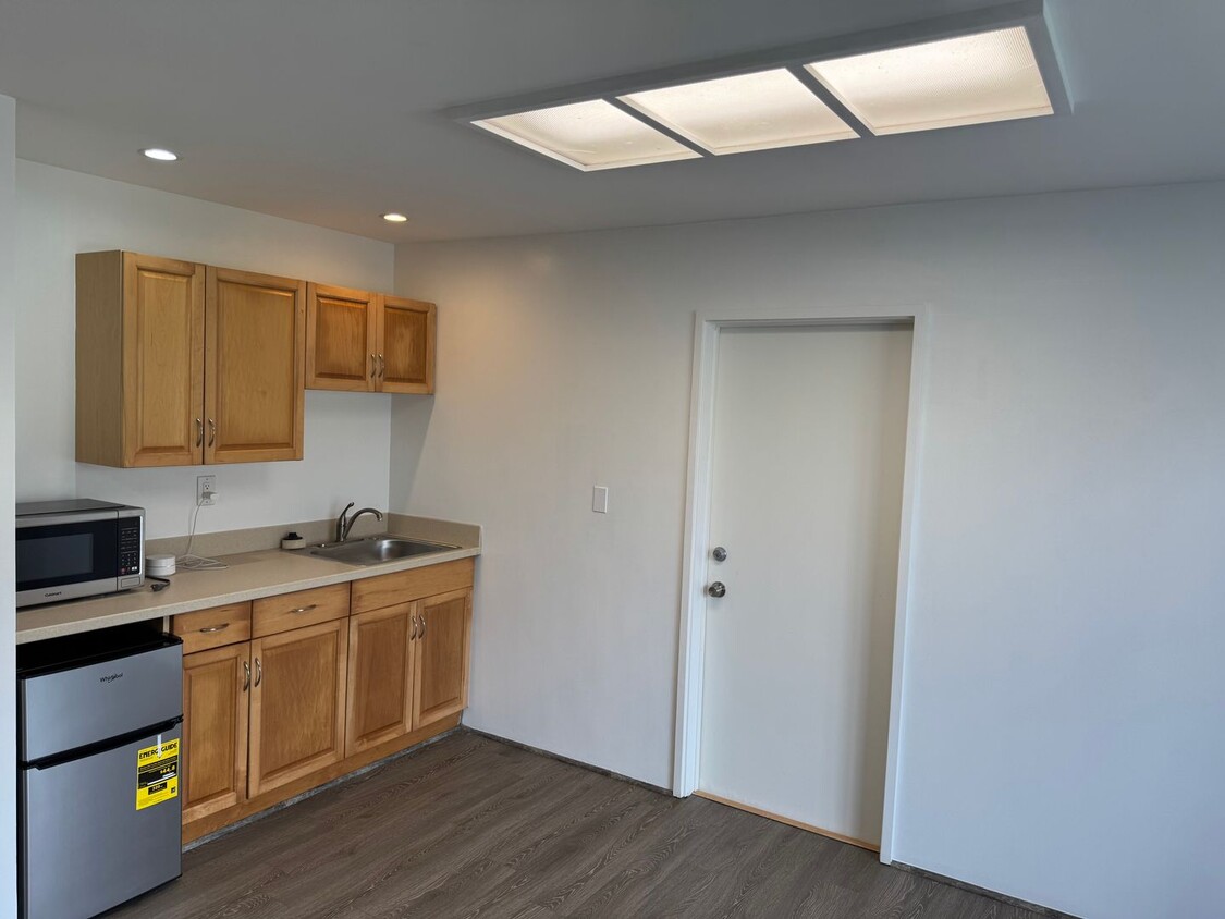 Building Photo - Private Manoa One Bedroom Unit with a beautiful valley view (420 sq ft)