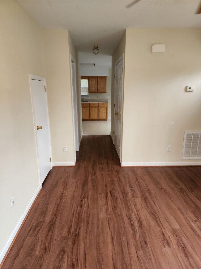 Foto del edificio - Spacious 2 Story home in Town - Apply Now ...