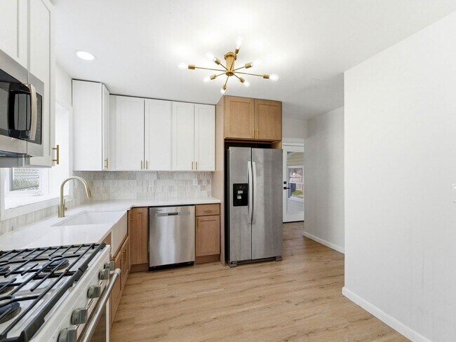 Foto del edificio - Charming Renovated 4-Bedroom Rental with Spacious Backyard & Bonus Basement Space in Somerdale
