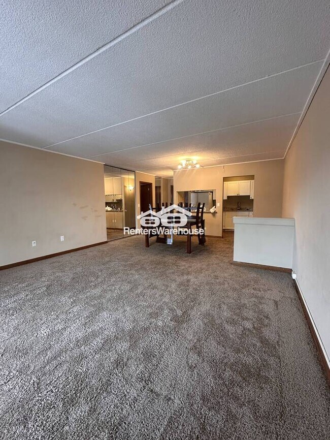 Building Photo - Top-Floor Living with Style and Convenience