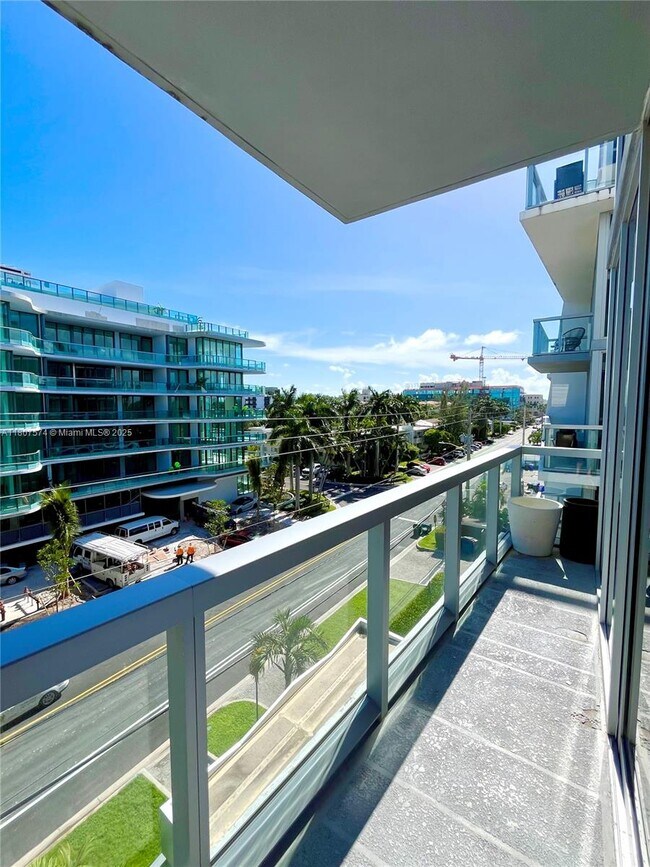 Foto del edificio - 990 W Bay Harbor Dr