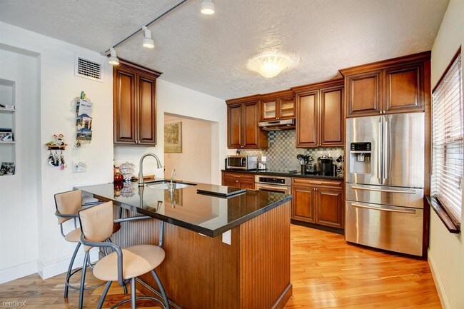 Building Photo - 2 br, 2 bath  - 900 E Hillsboro Blvd
