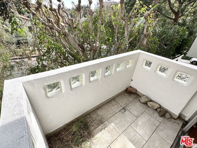 Building Photo - 1233 Flores St