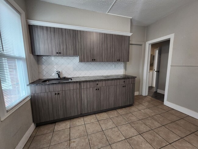 Building Photo - 74 William St