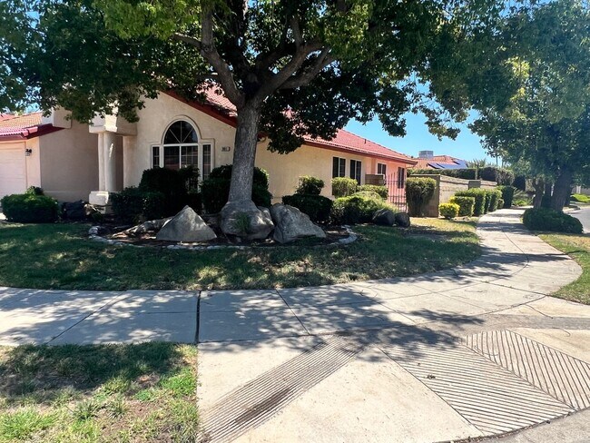 Foto del edificio - For Rent – Spacious 3 Bed / 2 Bath | 2,660 Sq Ft | West Madera