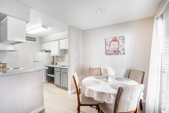 1 habitación, 1 baño - 660 pies cuadrados - Comedor - Savannah