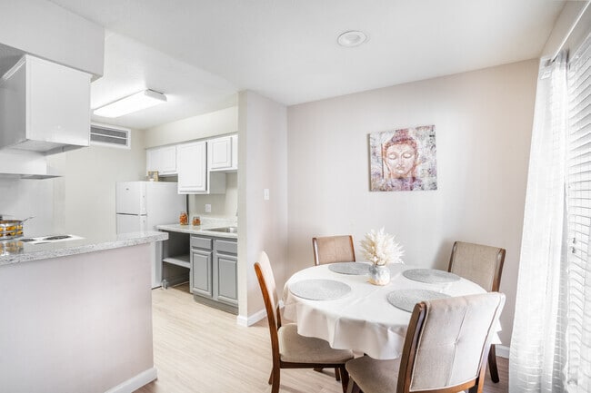1BR, 1BA - 660SF - Dining Room - Savannah