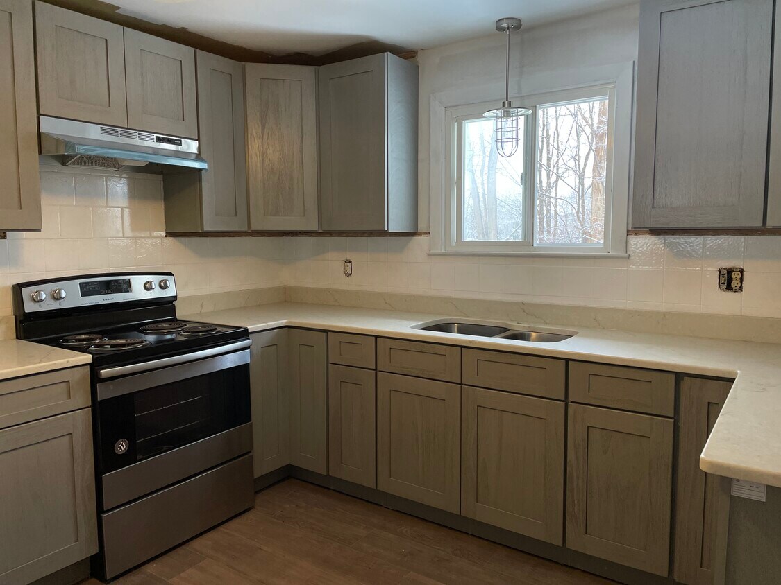 5 Locust Rd Unit Left Side, Windham, NH 03087 Apartments in Windham