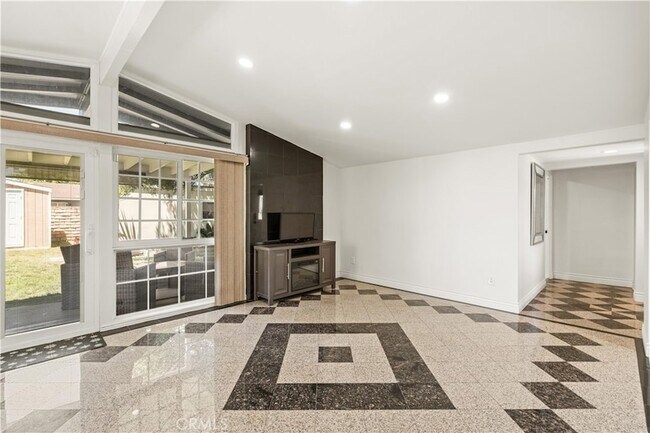 Foto del edificio - 7957 Sale Ave