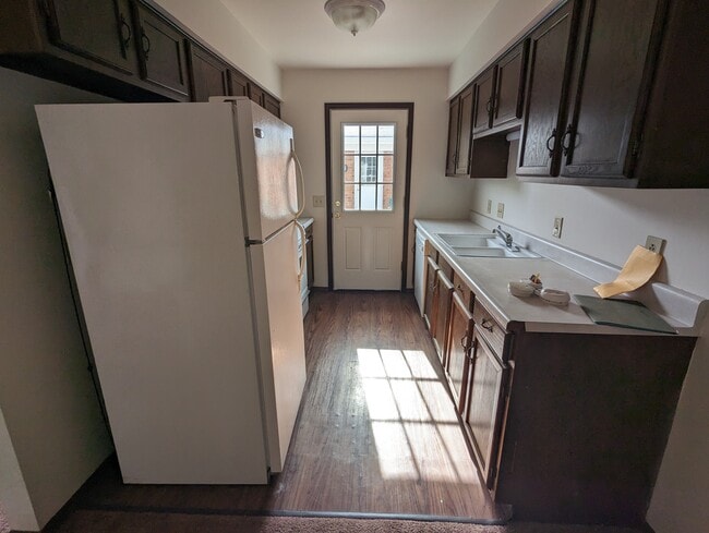 Kitchen - 7302 Lunitas Ln