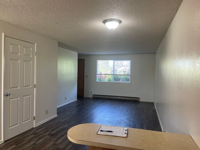 Building Photo - Nice Townhome-2 bed 1.5 Bath--Situated in the Friendly town of Grants Pass