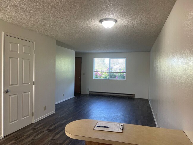 Foto del edificio - Nice Townhome-2 bed 1.5 Bath--Situated in the Friendly town of Grants Pass