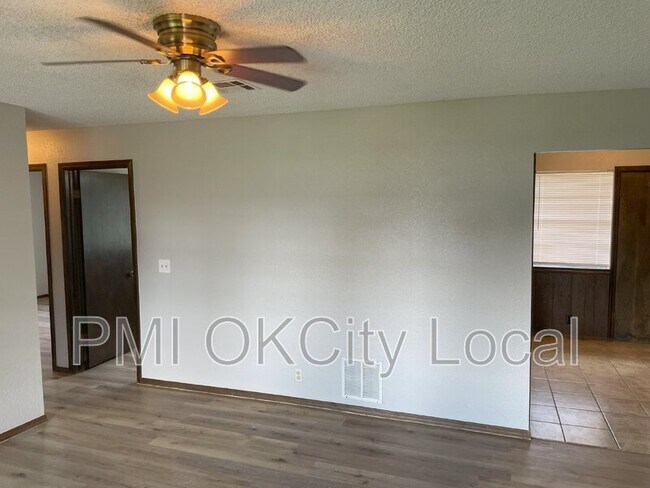 Foto del edificio - 2325 N Redmond Ave