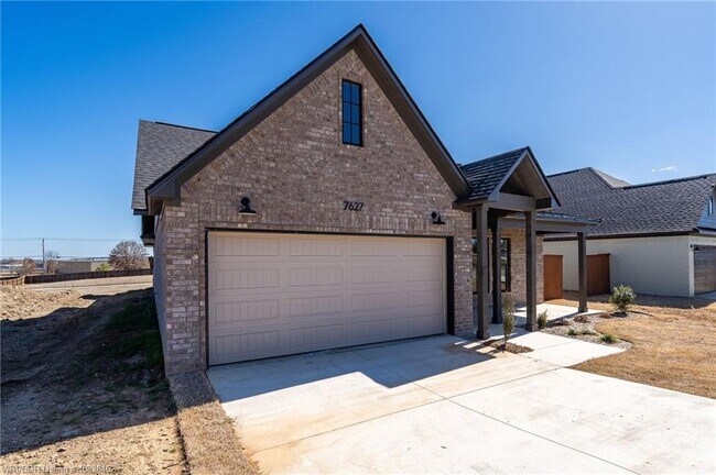 Foto del edificio - 7627 Woodbine Ln