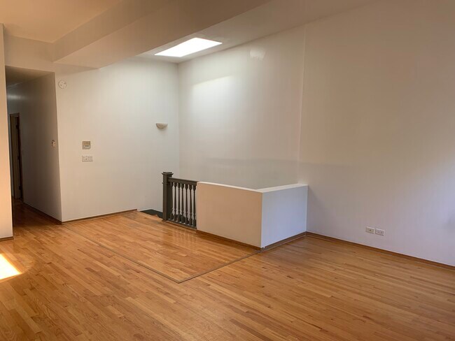 Living Room - 5050 N Winthrop Ave