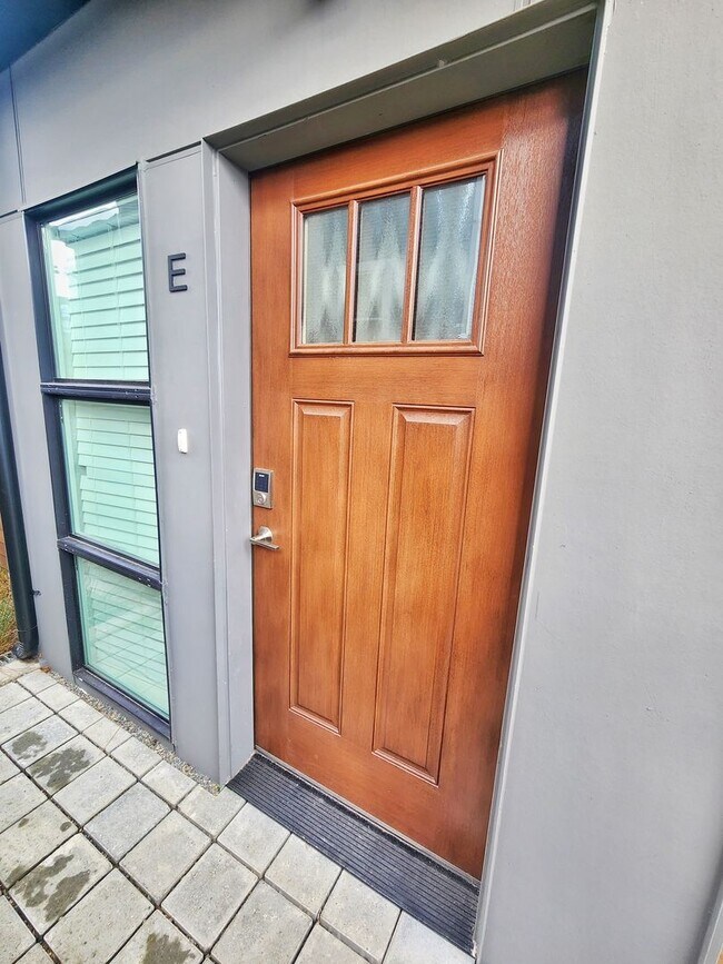 Foto del edificio - Beautiful 2 Bed 1.75 Bath Townhome in Central District