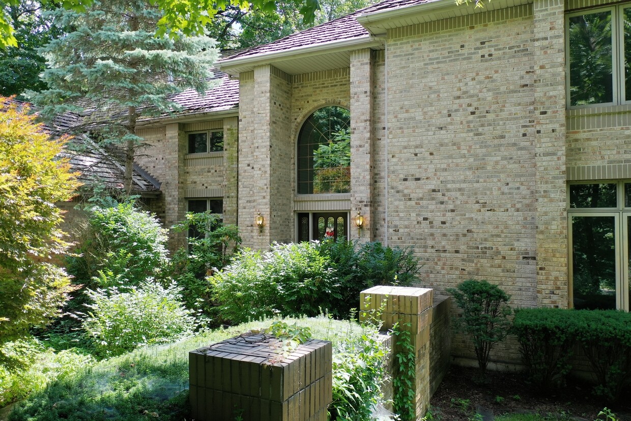 Primary Photo - 33W415 Brewster Creek Cir