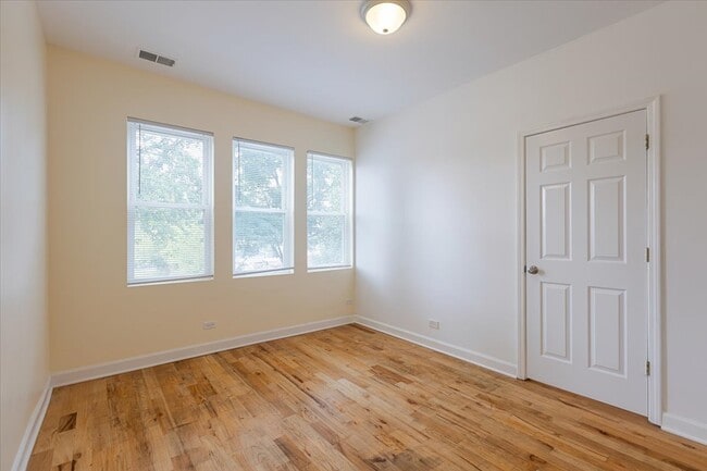 Foto del edificio - 1234 W 49th Pl
