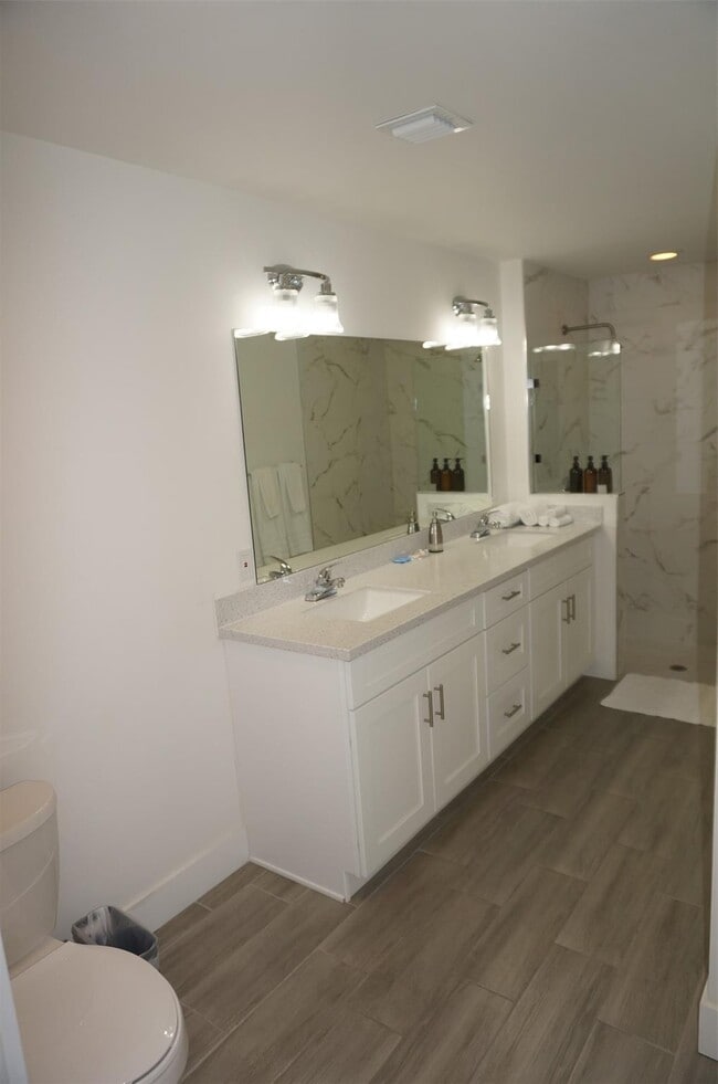 Building Photo - 575 Lilac Ct