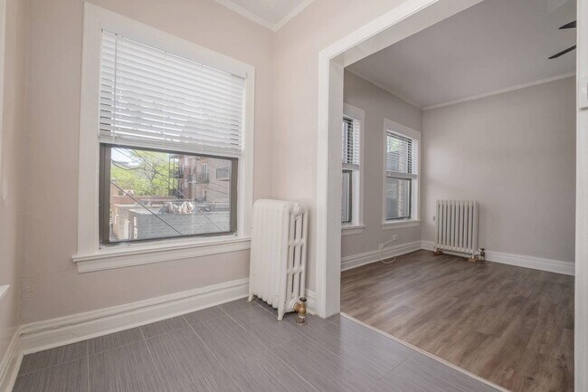 Foto del edificio - 916 W Diversey Pkwy