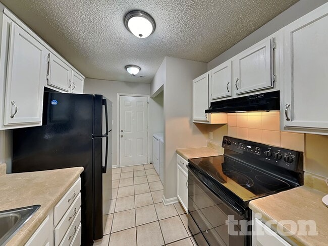 Building Photo - 2916 Vestal Pl