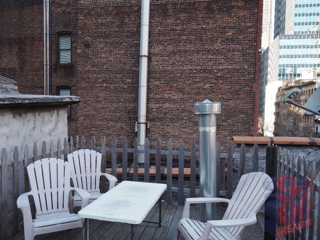 Building Photo - 250 E 50th St