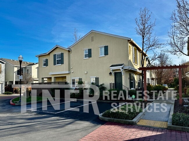 Building Photo - Modern 3 Bedroom Home in Great Citrus Heig...
