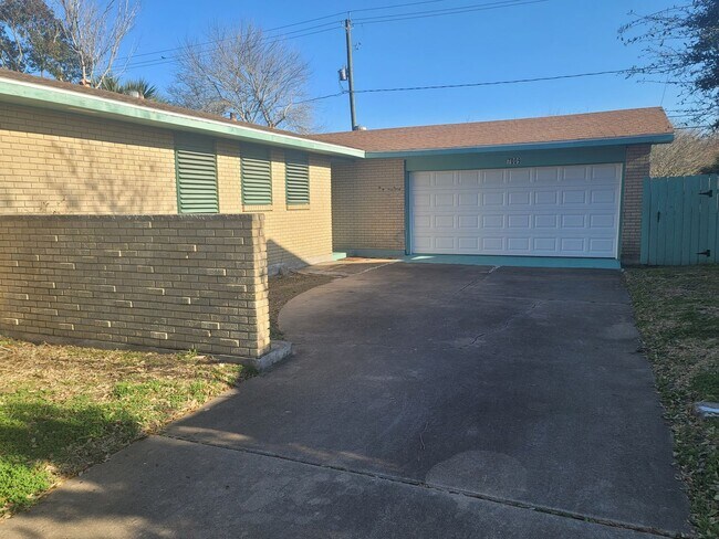 Building Photo - Single Story 3 bed 2 bath - close to the b...