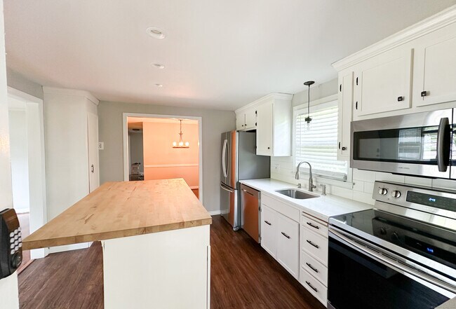 Foto del edificio - 176 Wolcott Hill Rd