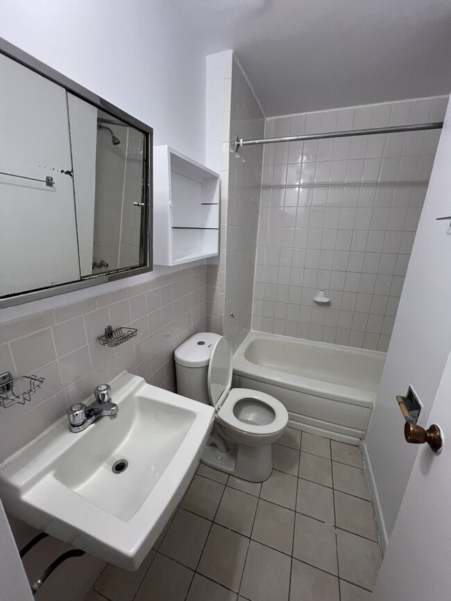 Building Photo - 345 Laurier Ave E