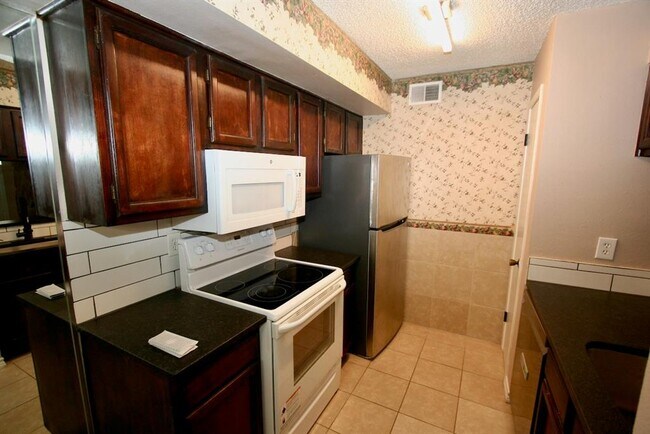 Foto del edificio - 17331 Red Oak Dr