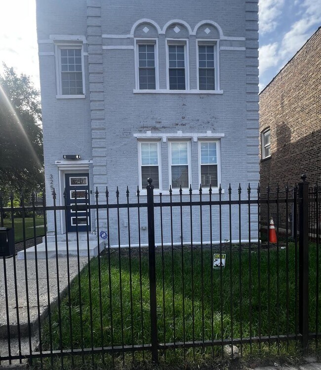 Foto del edificio - 3257 W Warren Blvd