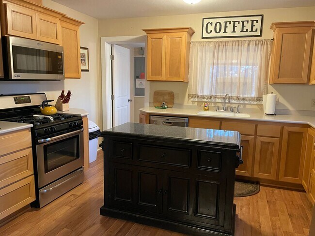 Foto del edificio - Hillside Cottage! Charming home with a view, 3-bd, 1-ba, fireplace, garage $300 Utility Fee