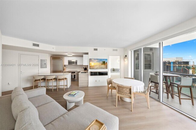 Building Photo - 1300 Brickell Bay Dr