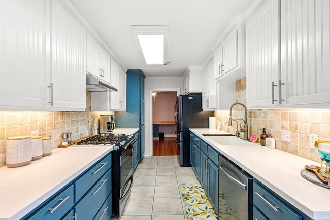 Building Photo - 306 Naples St