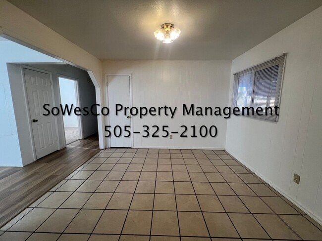 Building Photo - 3 Bedroom 2 Bath, 1 Car Garage and new flo...