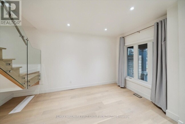 Building Photo - 285 Rhodes Ave