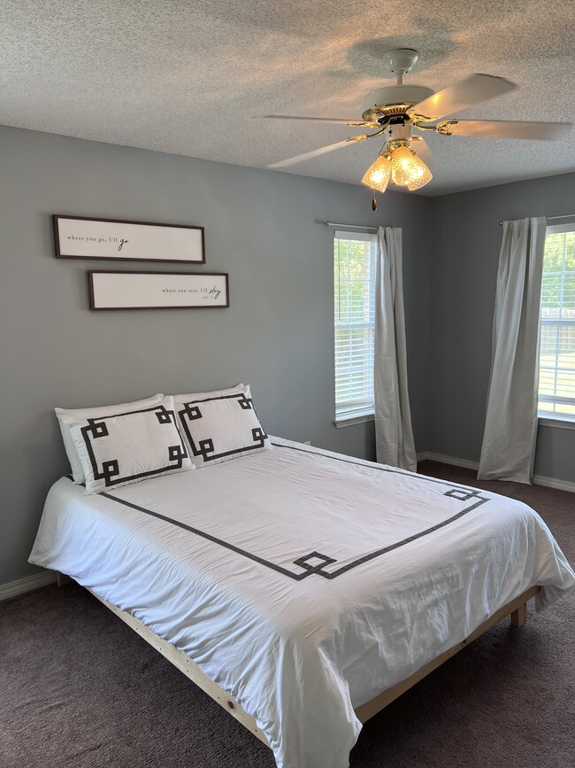 Master Bedroom (Queen) - 2524 Bluewater Dr