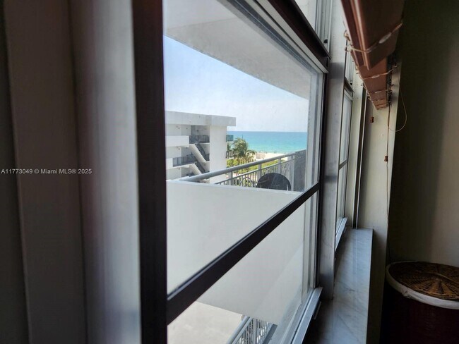 Foto del edificio - 5825 Collins Ave