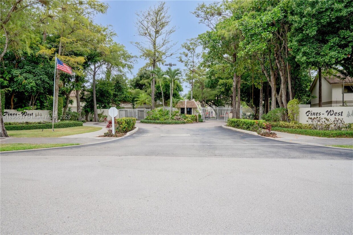 Foto principal - 3024 S Oakland Forest Dr