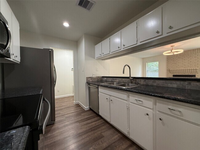 Building Photo - 8 N Circlewood Glen