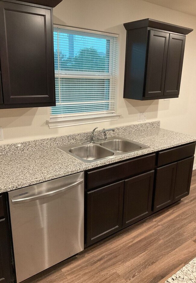 Foto del edificio - PRICE REDUCTION - AVAILABLE NOW!