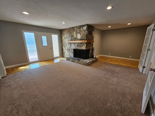 Building Photo - 4BD/2BA Available Near El Dorado Park!!