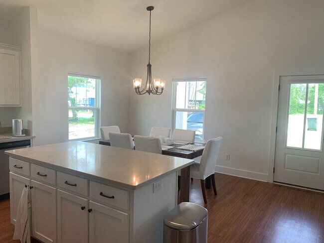 Building Photo - Nice Cottage Near Beaches and Back Gate NA...