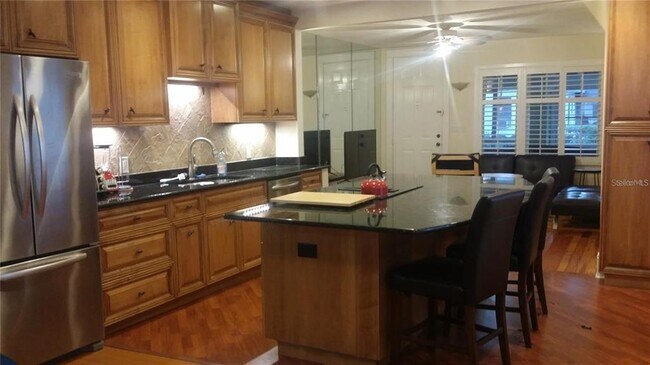 Building Photo - 609 Oak Ave